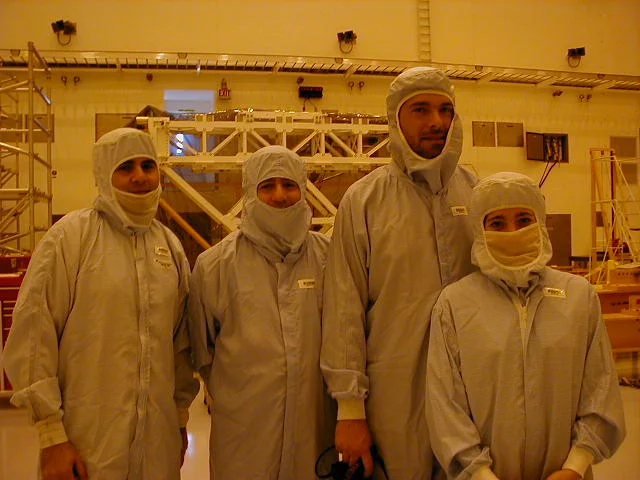 Equipo del PADE durante la preparación en sala limpia