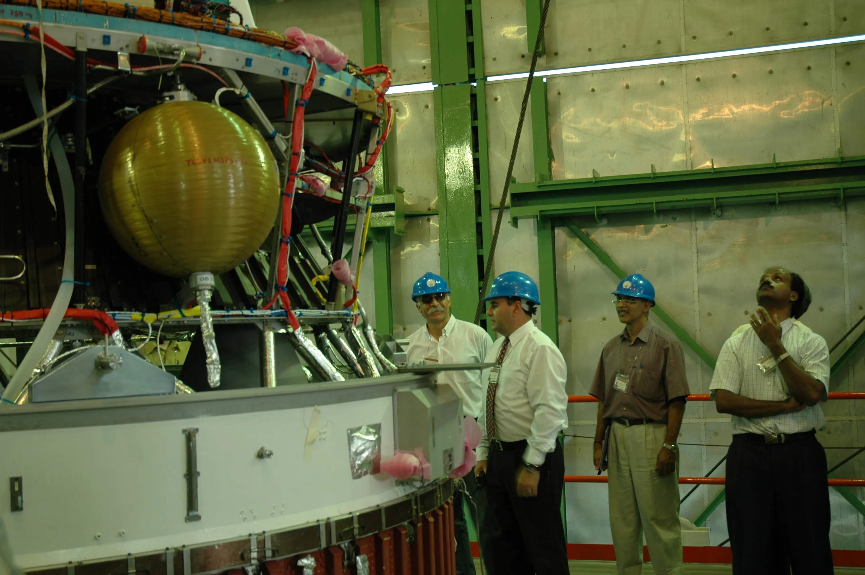 Equipo técnico junto al módulo de carga útil del PSLV-C7