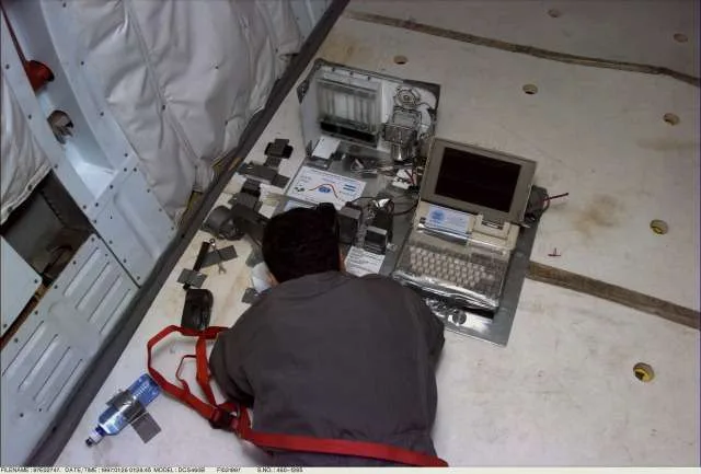 Equipo experimental durante el vuelo parabólico