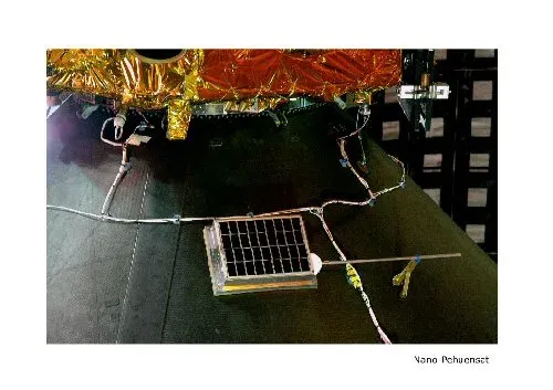 Panel solar y antena montados en la estructura del Pehuensat-1